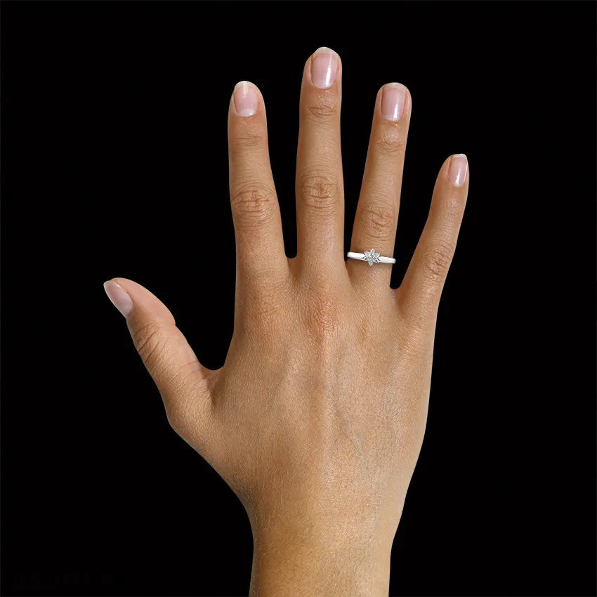 0.15 quilates anillo flor diamante en oro blanco 