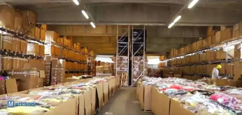 Existencias de ropa y zapatos nuevos