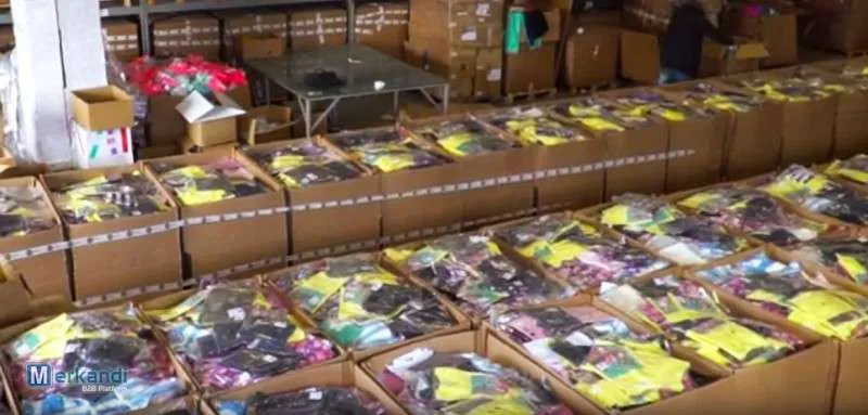 Existencias de ropa y zapatos nuevos